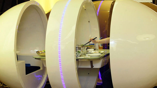 Instalaciones innovadoras del DC Seafood Restaurant. Un comensal está tomando su comida, dentro de una burbuja futurista.